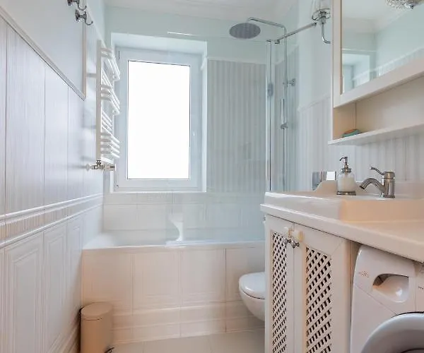 Elegant Near Old Town - Free Parking Апартаменты *