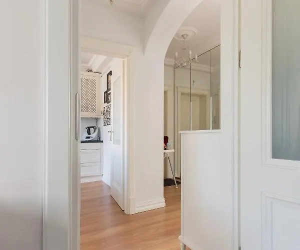 Elegant Near Old Town - Free Parking