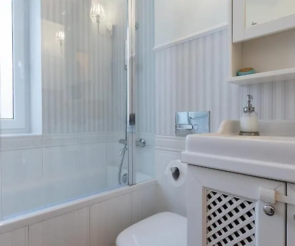 Апартаменты Elegant Near Old Town - Free Parking *